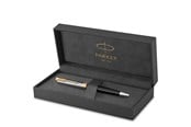 Skrive- & Tegneverktøy - Parker Sonnet Ballpoint Pen | Premium Metal and Black Gloss Finish with Gold Trim | Medium Point with Black Ink Refill | Gift Box - 2119787