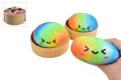 Små gaver til barn - Trend Toys Kawaii regnbue skumdumplings 8,5 cm i dampekurv - 201080