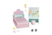Dukker, Bamser & Utstyr - Micki Lundby tenåringsrom med rosa seng, sminkebord, datamaskin og puff. Lampe med lys; skuff kan åpnes. Bruker 1x CR2032-batteri (ikke inkludert). 15-minutters automatisk avstenging. - 18386