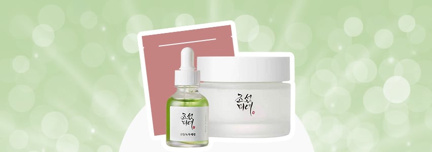 Hudpleieprodukter med lysegrønt serum i en liten flaske, lys ansiktskrem og rosa sheetmaske.