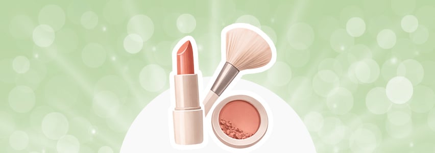 Makeup med lyserød lebestift, pudderfarget makeup-børste og rosa pudder.