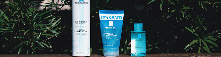 Produkter fra La Roche-Posay i blå og hvite flasker står på rekke.