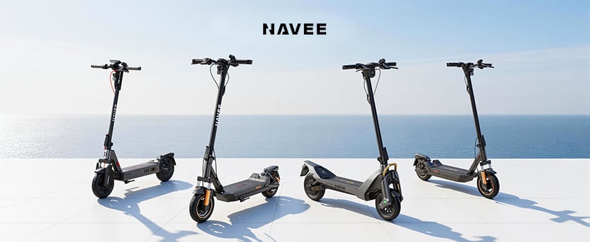 Tre Navee elsparkesykkel-modeller oppstilt ved kysten – utvalg av sammenleggbare elsparkesykler for enhver bruker