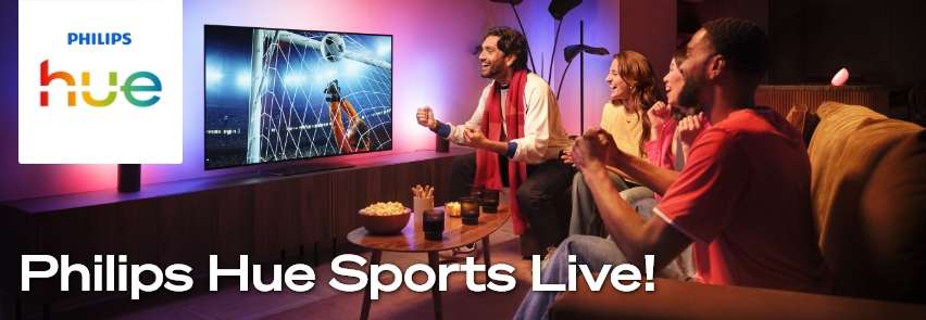 Philips Hue Sports Live – venner ser fotballkamp på TV med fargerik Philips Hue smart-belysning i stuen