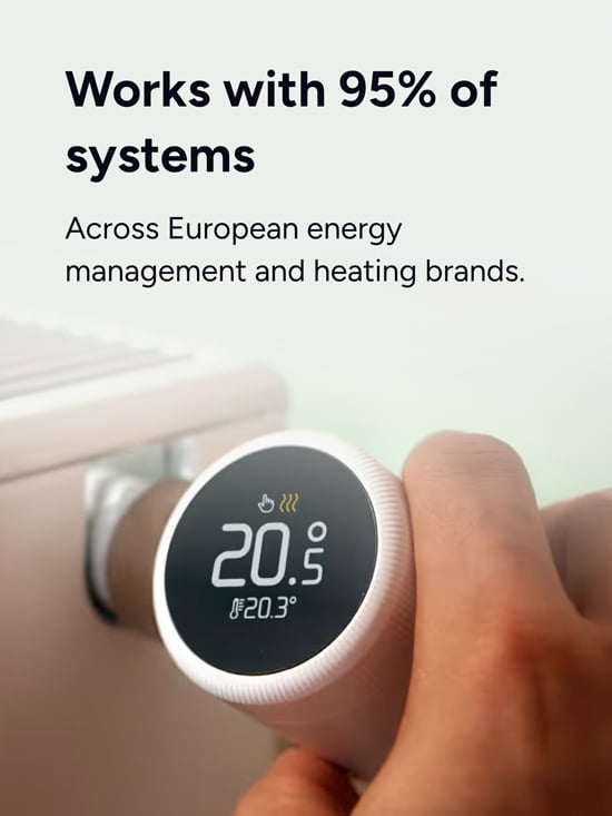 Hånd justerer tado° smart radiatortermostat som er kompatibel med 95 % av europeiske varmesystemer