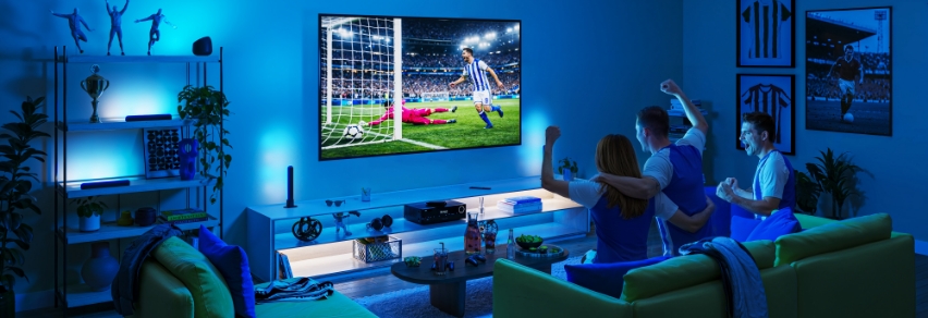 WiZ Sports Live banner – fotballstadion om natten på TV med blått WiZ-lys og WiZ-logo