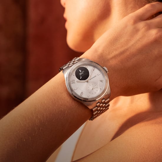 Withings hybrid smartklokke i sølv med stålrem på håndledd – elegant helseklokke med aktivitets- og søvnsporing