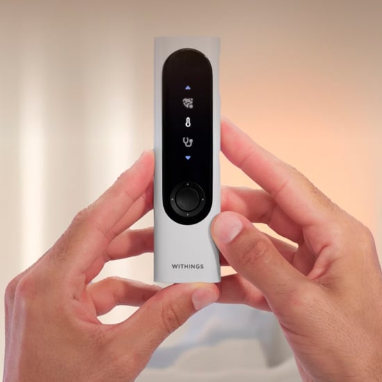 Withings sundhedsmåler – hånd holder Withings multifunktions sundhedsscanner til måling af temperatur og helbredsdata