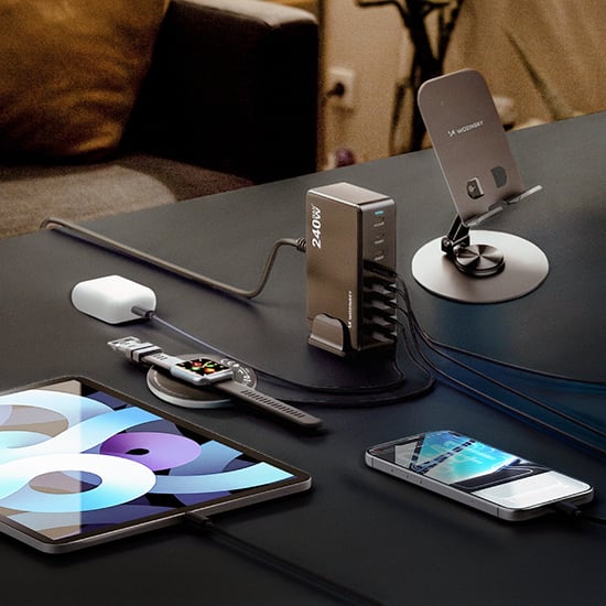 Wozinsky mobiltilbehør med 240W ladeHub, telefon-holder, nettbrett og smartklokke på moderne skrivebord