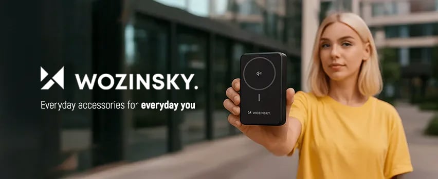 Kvinne i gul t-skjorte viser Wozinsky trådløs powerbank med slagordet Everyday accessories for everyday you