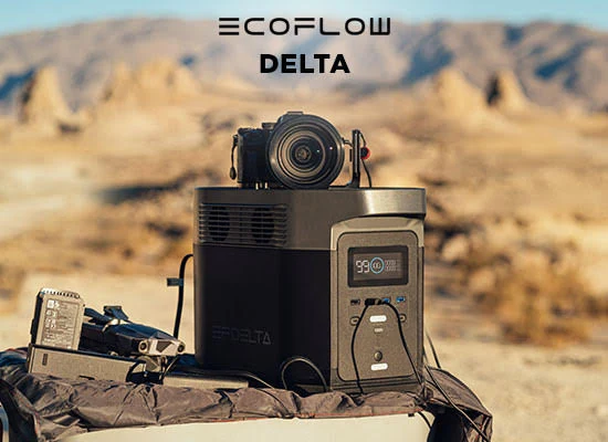 EcoFlow DELTA kraftstasjon i ørkenomgivelser med kamera og profesjonelt utstyr tilkoblet