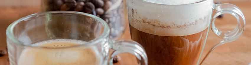 To kopper kaffe og en skål med kaffebønner