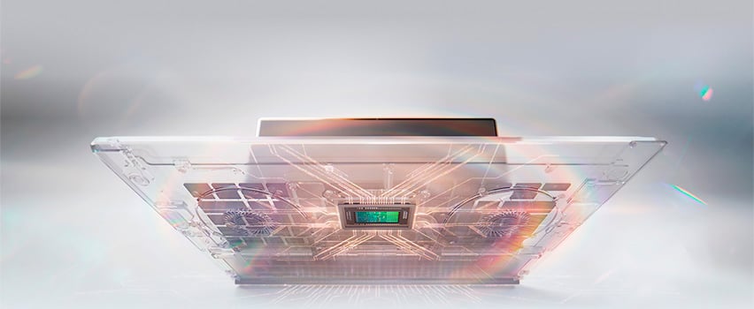 Gjennomsiktig bærbar PC med NVIDIA RTX Spark-brikke som viser kretser og kjølevifter inni